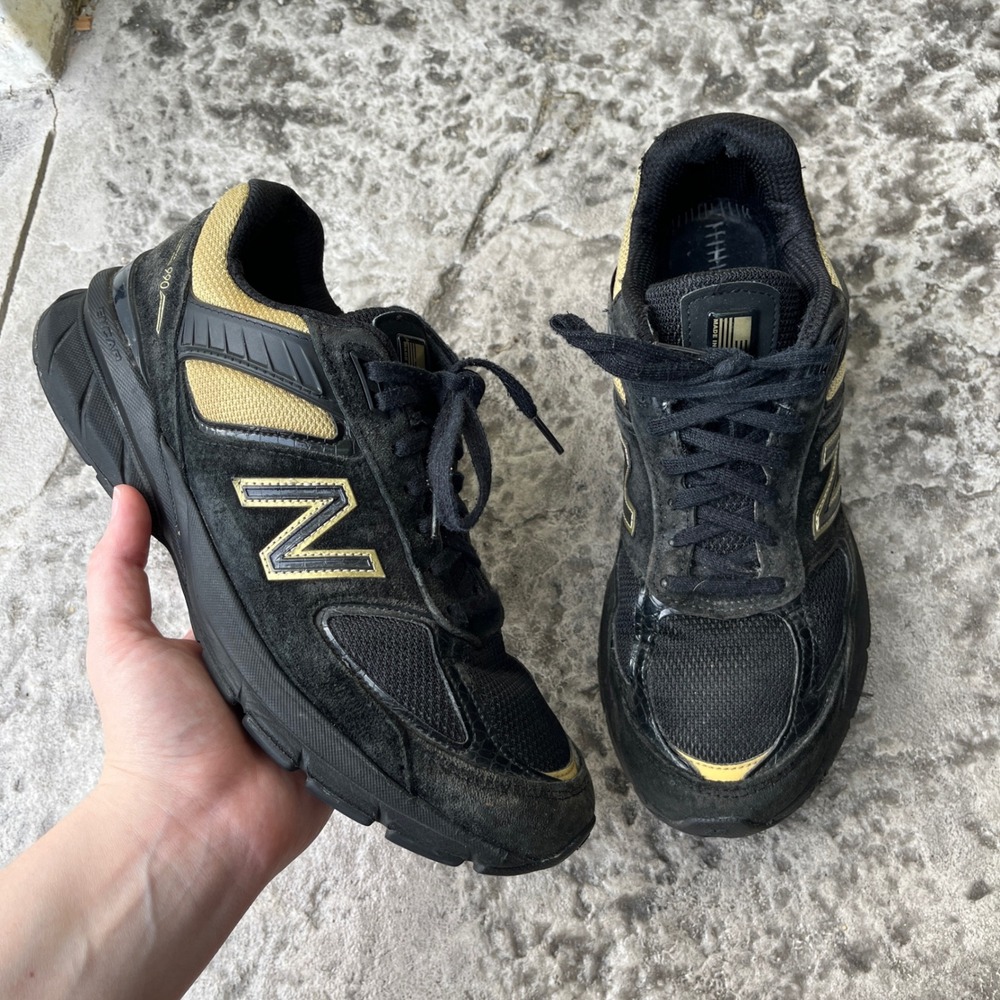 New Balance 990v5 Made in USA Black Gold Suede Sneakers M990BH5 Mens size 8 READ